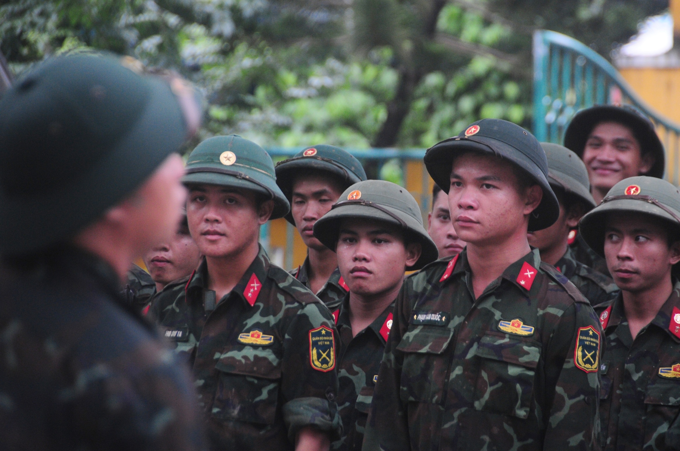 部队涉水帮助民众清理洪水后的淤泥,不麻烦哪怕一瓶水、一盒饭